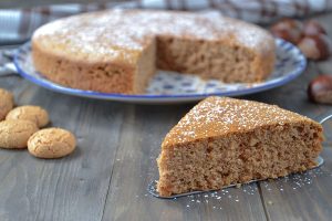 fetta di torta di castagne e amaretti con zucchero a velo