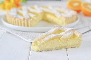 crostata con crema all'arancia sfornata