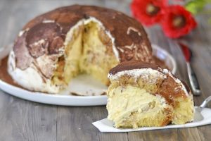 fetta di zuccotto di pandoro