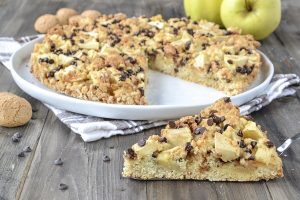 fetta di sbriciolata di mele alle mele con gocce di cioccolato