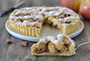 crostata di mele sfornata con zucchero