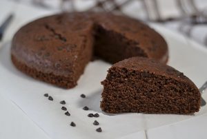 fetta di torta soffice al cioccolato