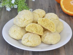 biscotti morbidi all'arancia nel piatto