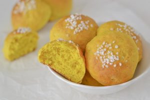 brioche alla curcuma sfornate con zucchero
