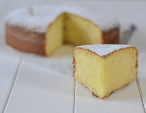 fetta di torta al cioccolato bianco