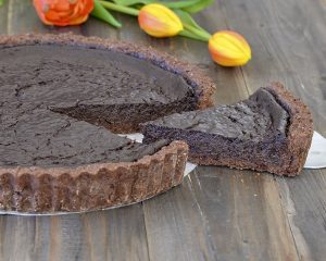 fetta di crostata al cioccolato fondente