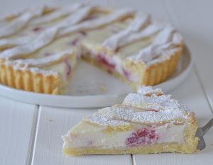 fetta di crostata ricotta e fragole con zucchero