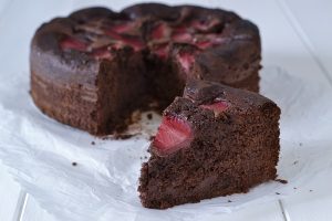 fetta di torta cioccolato e fragole sfornata