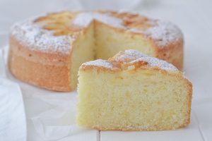 fetta di torta di mele con farina di riso soffice sfornata