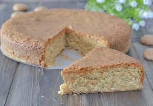 torta con amaretti sfornata
