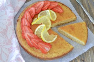 fetta di torta senza zucchero con frutta