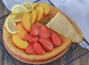torta con stevia sfornata con la frutta