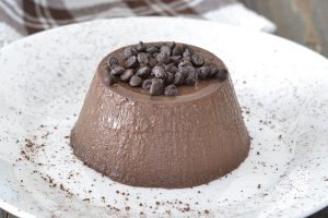 panna cotta al cioccolato con gocce di cioccolato