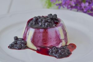 panna cotta coi mirtilli servita