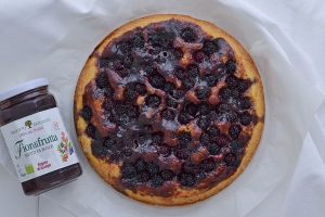 crostata morbida ai frutti di bosco sfornata dall'alto