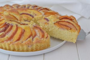 fetta di torta di pesche sfornata