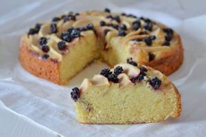 fetta di torta di mele e more