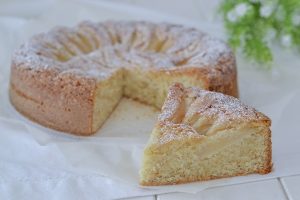 fetta di torta di pere e nocciole