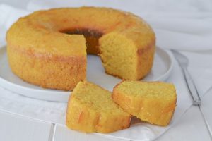 fette di ciambella di carote e arancia morbida