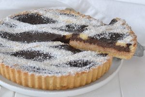 crostata al cocco e cioccolato con cocco cremosa