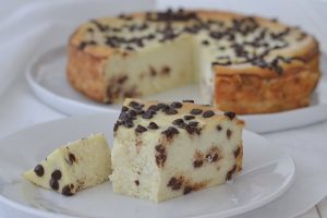 fetta di torta cremosa alla ricotta con gocce di cioccolato