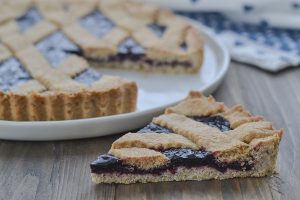 fetta di crostata di grano saraceno e mirtilli