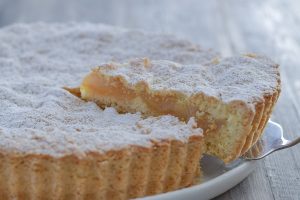 fetta di crostata di mele e pere con zucchero a velo