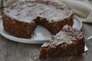 fetta di torta di pane con amaretti