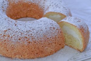 fetta di ciambella ripiena di ricotta e mascarpone sfornata