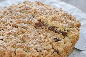 fetta di sbriciolata di datteri e frutta secca con zucchero a velo