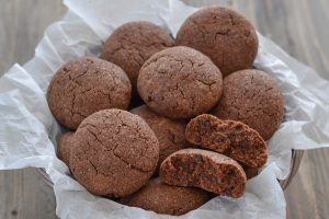 biscotti al cacao con gocce di cioccolato serviti