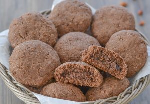 biscotti al cacao e peperoncino ripieni di crema alle nocciole