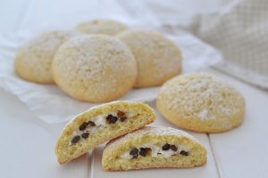 biscotti ripieni di ricotta e gocce di cioccolato morbidi