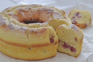 ciambella alle fragole servita