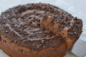 fetta di torta noci e cioccolato sfornata