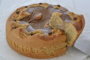 fetta di torta al caffè con crema