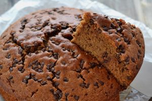 fetta di torta integrale con gocce di cioccolato fondente