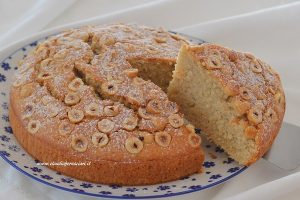 torta soffice alle nocciole servita