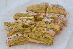 fette di crostata arrotolata al pistacchio e marmellata di arance