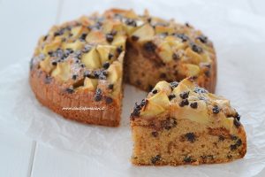 torta di mele e amaretti con gocce di cioccolato