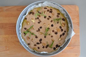 teglia con impasto del castagnaccio da infornare