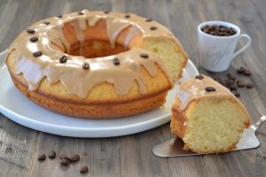 porzione di ciambella al mascarpone con glassa al caffè