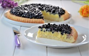 porzione di crostata morbida con crema e mirtilli