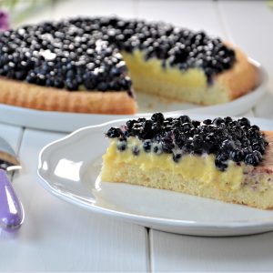 porzione di crostata morbida con crema e mirtilli