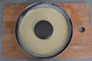 preparazione ciambella al mascarpone con glassa al caffè