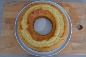 ciambella al mascarpone con glassa al caffè sfornata