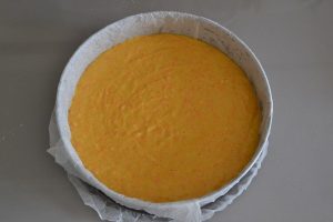preparazione della torta di carote e mandorle