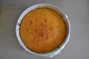 torta di carote e mandorle appena sfornata