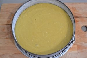 stampo da infornare di torta di mandorle e uva