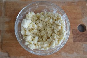 preparazione della torta di prugne con crumble